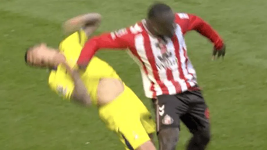 开云体育入口-布罗比肘击波罗仅染黄，球迷愤怒：换成罗梅罗早被终身禁赛